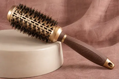 Brosse ronde de brushing Aimike or et marron, avec cylindre ventilé et poils de sanglier