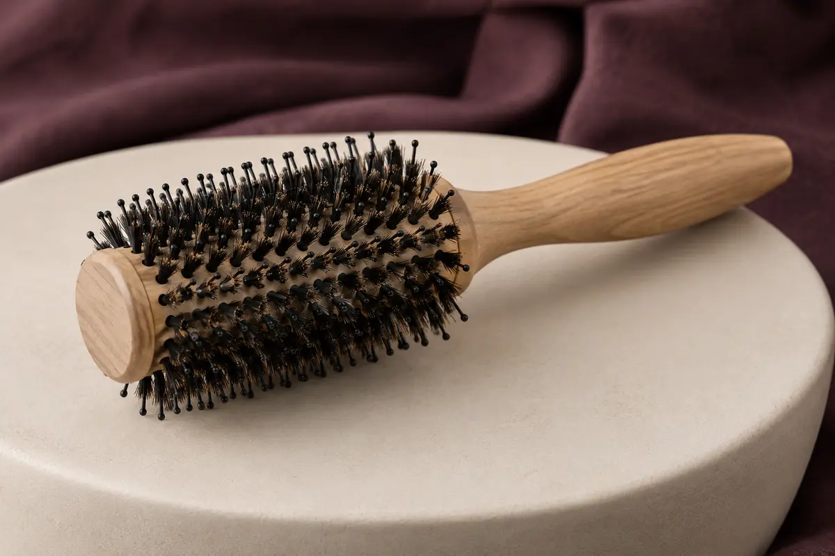 Brosse ronde de brushing en bois naturel avec poils de sanglier et épingles en nylon
