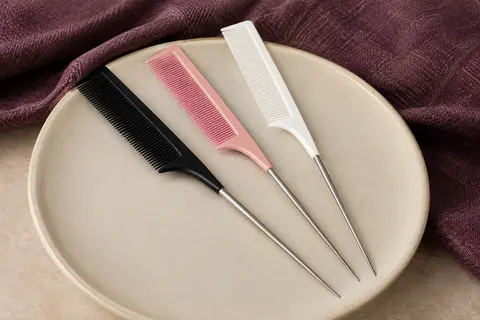 Trois peignes à queue à dents fines, noir, rose et blanc, avec une partie de séparation en acier inoxydable