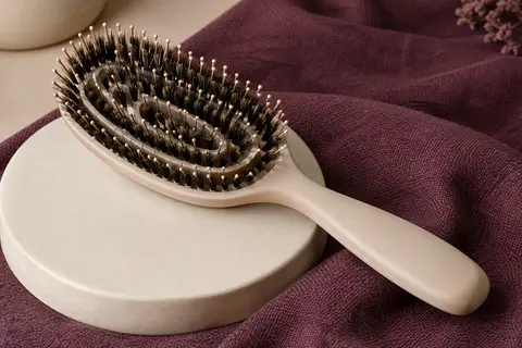 Brosse démêlante beige à double ressort spiralé, poils de sanglier et picots de massage