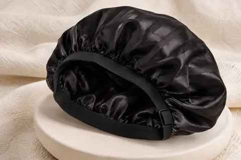 Bonnet de nuit noir en satin de soie à coupe ample, bande réglable et motif à rayures